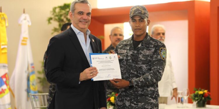 Presidente Abinader encabeza graduación por primera vez de 757 policías en derechos humanos y convivencia ciudadana