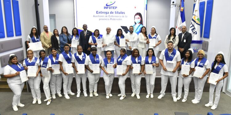 INFOTEP entregó títulos a 77 auxiliares de enfermería de la provincia Pedernales
