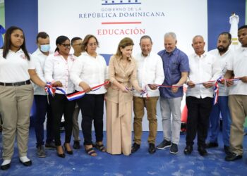 Gobierno entrega nuevo liceo en Cambita El Pueblecito y remozado estadio de béisbol en la capital