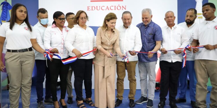 Gobierno entrega nuevo liceo en Cambita El Pueblecito y remozado estadio de béisbol en la capital
