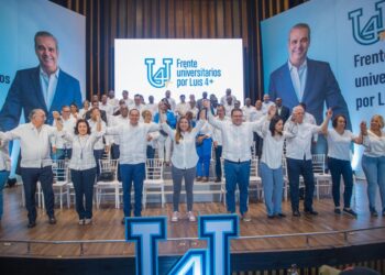 Académicos y universitarios piden al presidente que siga 4 años más.