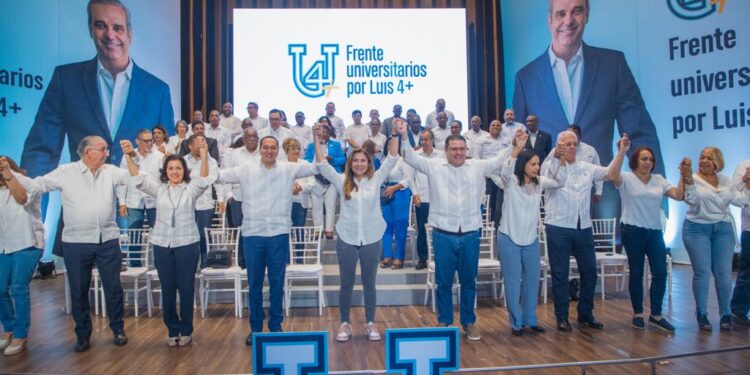 Académicos y universitarios piden al presidente que siga 4 años más.