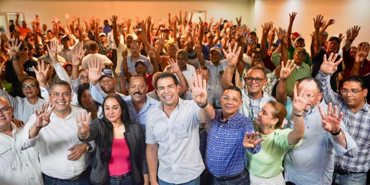 Roberto Ángel juramenta al exgobernador de Valverde y director operativo de campaña de Abel Martínez