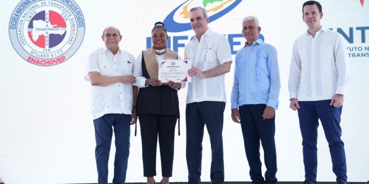 Presidente Abinader entrega certificados a 416 nuevos conductores vehículos pesados