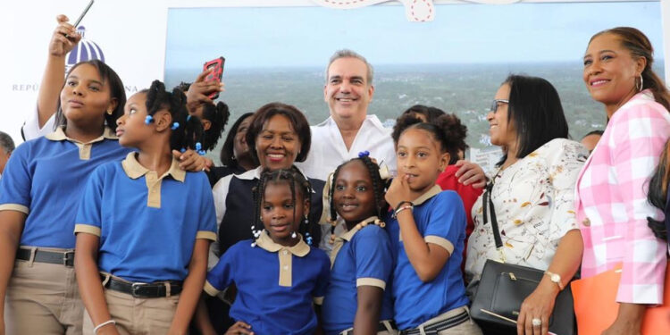 Presidente Abinader emite decreto 365-23 declara de alta prioridad nacional el sector educativo del nivel preuniversitario