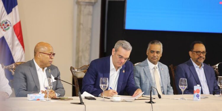 Presidente Abinader encabeza promulgación de la Ley que reconoce la lengua de señas en la República Dominicana