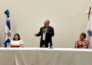 CONAVIHSIDA realiza jornada educativa para comunicadores de San Cristóbal