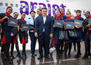 Academia gradúa en pleno vuelo 150 azafatas y agentes de aerolínea en el AILA