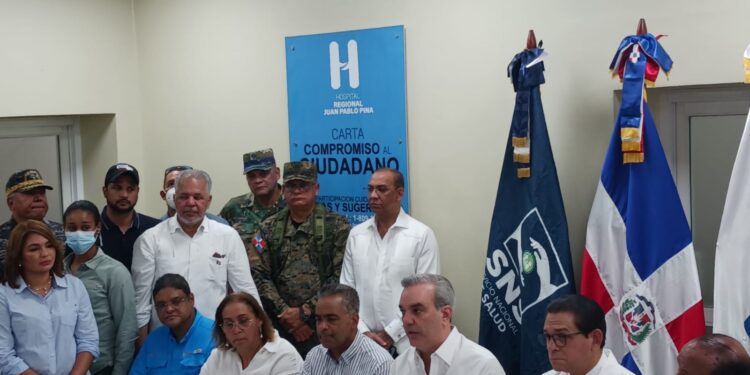 Presidente Luis Abinader recorre lugar del siniestro en San Cristóbal