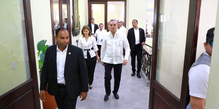 Presidente Abinader dispone ayuda total a afectados en explosión en San Cristóbal