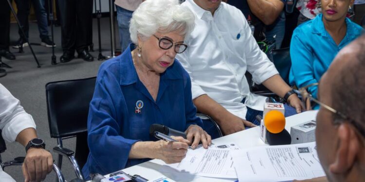 Milagros Ortiz Bosch y más de cien jovenes primer votantes inscriben precandidatura presidencial de Luis Abinader en el PRM