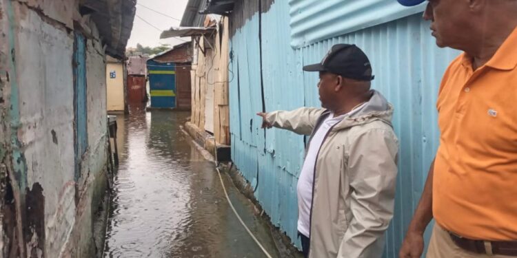 Adán Peguero recorre zonas vulnerables y hace recomendación a autoridades SDE