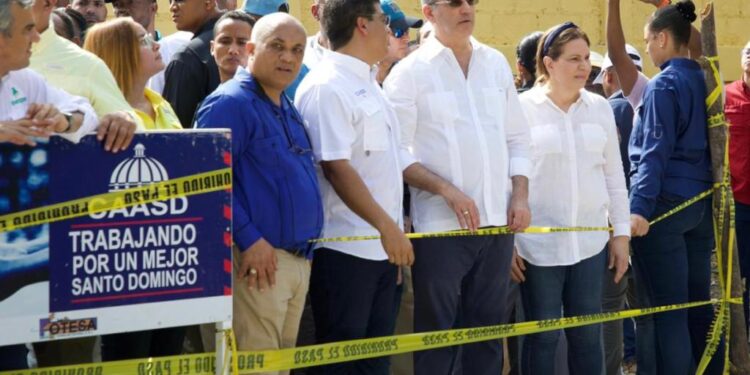 Presidente Abinader supervisa trabajos canalización y saneamiento cañada Las 800 del sector Los Ríos