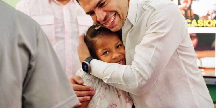 Roberto Ángel encabeza jornadas sociales en Los Alcarrizos y Pedro Brand que impactan afectados por la tormenta Franklin