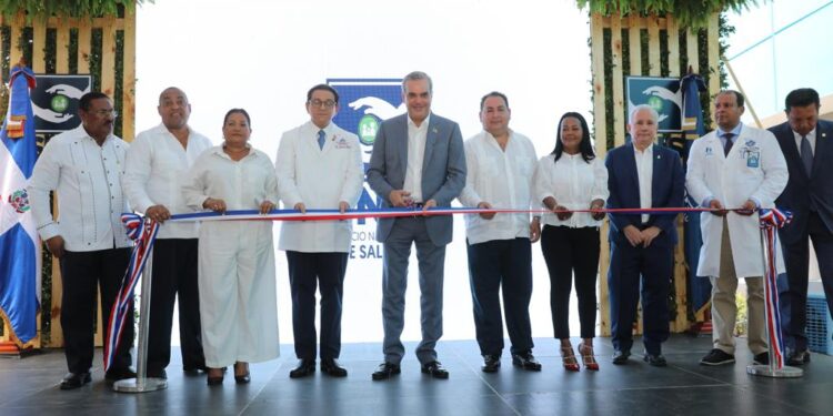 Abinader entrega nuevo hospital Unidad Materno Infantil y remozamiento de Unidad de Diálisis en el Marcelino Vélez