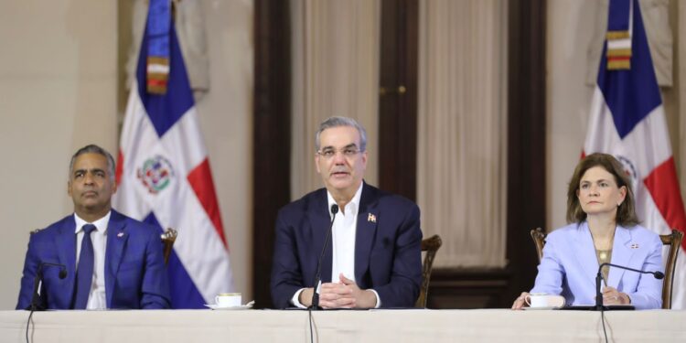 Presidente Abinader destaca que su gobierno ha firmado 34 contratos de energía renovable significando un aumento de 1,812 MW