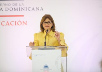 Gobierno inaugura 4 obras en Santo Domingo y San Cristóbal; también entrega títulos de propiedad