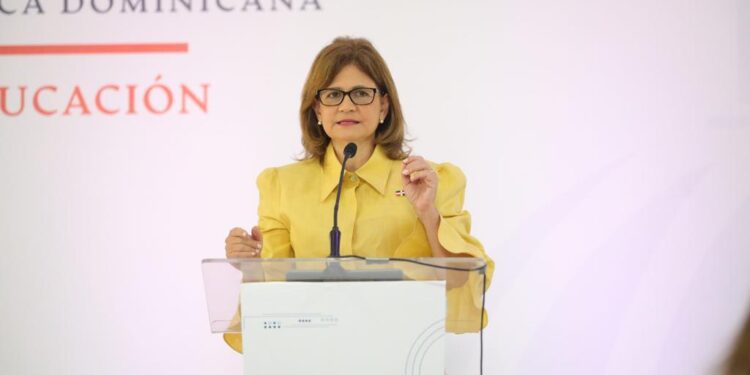 Gobierno inaugura 4 obras en Santo Domingo y San Cristóbal; también entrega títulos de propiedad