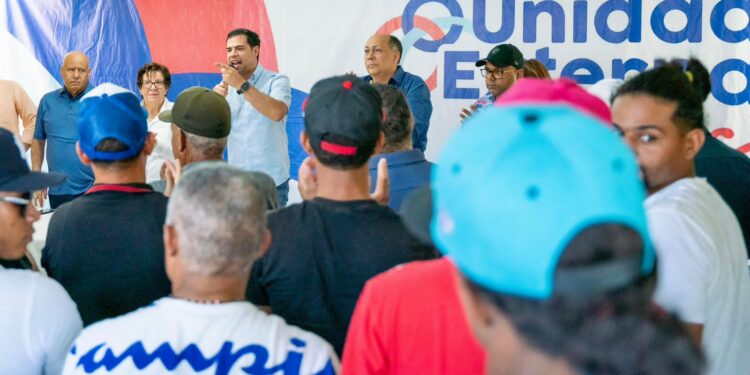 Roberto Ángel juramenta en la Unidad Externa a 83 dirigentes del PLD en Salcedo