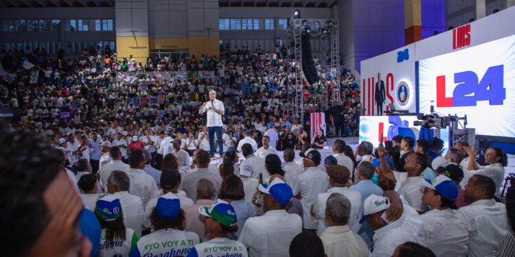 Juventud de Barahona respalda en masivo acto reelección de Luis Abinader