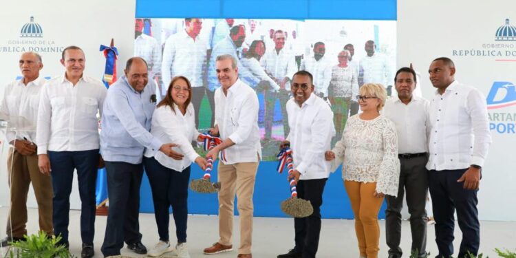 Presidente Abinader da primer palazo para construcción de muelle de cruceros en Barahona y aeropuerto en San Juan