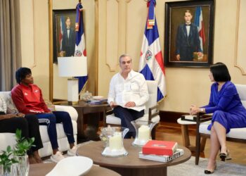 Presidente Abinader recibe a la campeona en los 400 metros planos de atletismo, Marileidy Paulino