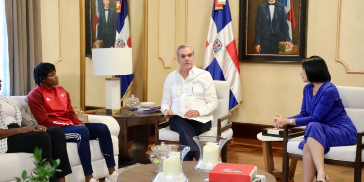 Presidente Abinader recibe a la campeona en los 400 metros planos de atletismo, Marileidy Paulino