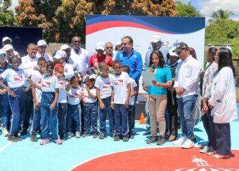 INEFI reconoce a Marileidy Paulino en la escuela donde estudió en Nizao