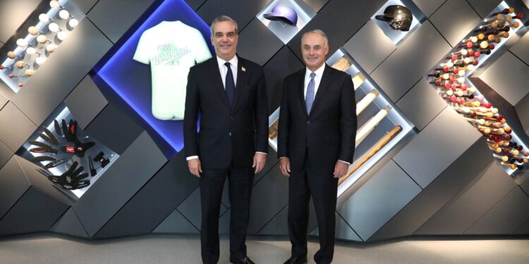 Presidente Abinader se reúne con Comisionado MLB; refuerzan compromiso de apoyo al béisbol en RD