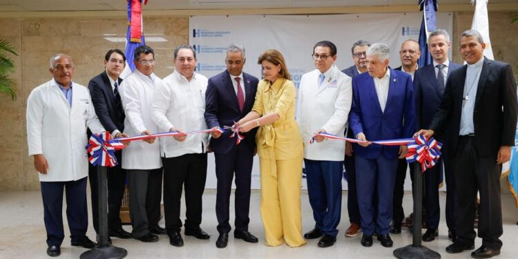 Vicepresidenta Raquel Peña entrega moderno tomógrafo en hospital de Santiago y participa de actividades del sector empresarial