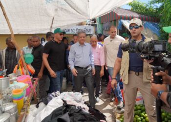 Leonel visita mercado de San Juan para conocer situación de comerciantes