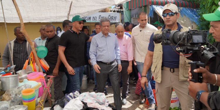Leonel visita mercado de San Juan para conocer situación de comerciantes