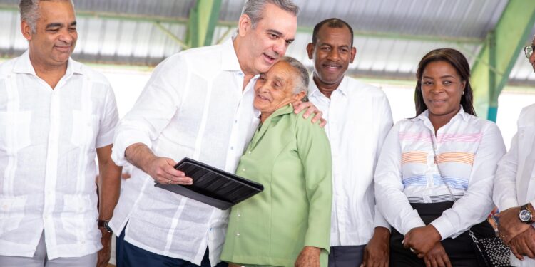 Presidente Abinader entrega 1,188 títulos de propiedad en Elías Piña y Dajabón