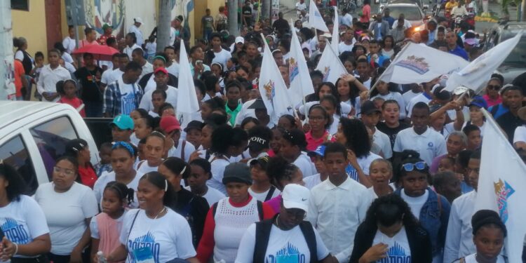 Comunidad evangélica marcha en San Cristóbal por la paz y los valores