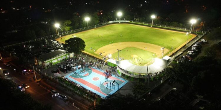 Alcalde Kelvin Cruz inaugura moderno Complejo Deportivo en El Pino, La Vega.