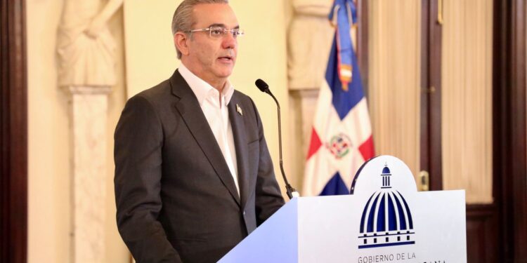 Presidente Abinader exhorta a servidores públicos y entidades estatales, seguir trabajando en aras de la calidad en la administración pública