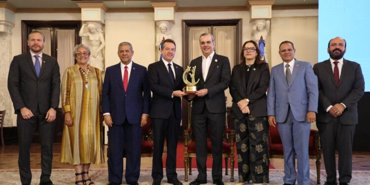 MICM RECIBE MAXIMO GALARDON EN PREMIO NACIONAL DE LA CALIDAD DEL SECTOR PUBLICO