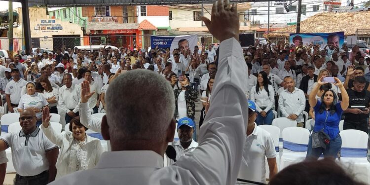 Juan Rosa juramenta nuevo movimiento en apoyo a Luis Abinader en Los Mina