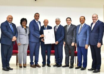 Senado de la República Dominicana reconoce al doctor Silverio López