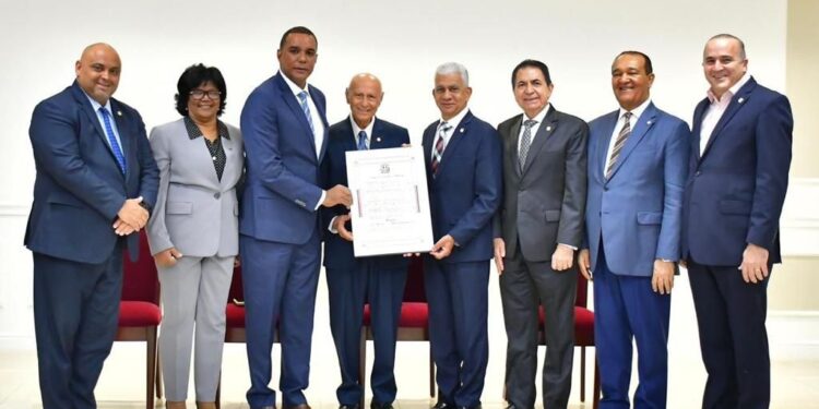 Senado de la República Dominicana reconoce al doctor Silverio López