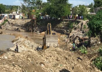 Compañía contratista inicia trabajos del muro en río Yubazo con apoyo de EGEHID