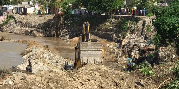 Compañía contratista inicia trabajos del muro en río Yubazo con apoyo de EGEHID