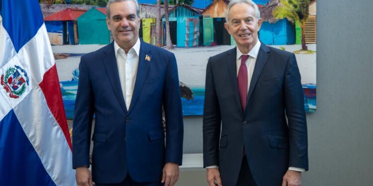 Tony Blair se reúne con el presidente Abinader