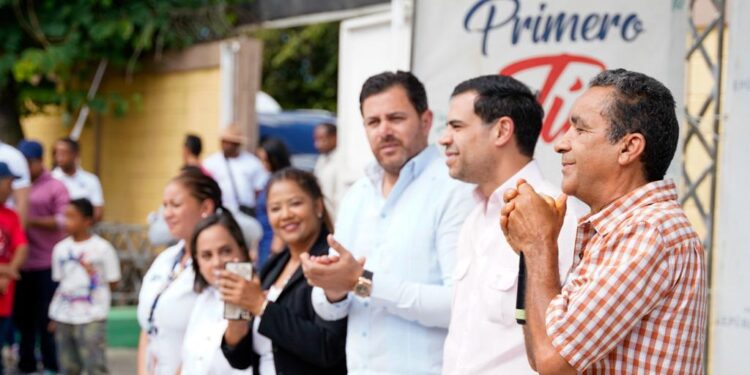 Roberto Ángel supervisa ampliación de acciones sociales del Gobierno y reparación de viviendas en SJ de Ocoa