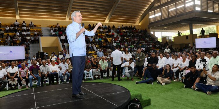 Presidente Abinader entrega más 1,000 títulos de propiedad en beneficio de más de 4 mil personas en San Pedro de Macorís