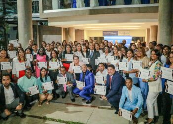 EDESUR y APEC gradúan 204 periodistas y comunicadores en su 3er. diplomado sobre el sector eléctrico