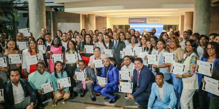 EDESUR y APEC gradúan 204 periodistas y comunicadores en su 3er. diplomado sobre el sector eléctrico