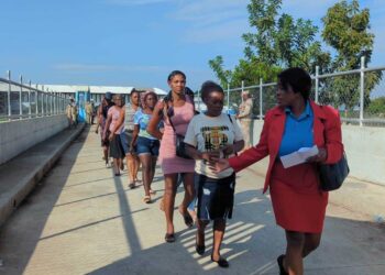 Autoridades haitianas abren paso a personas y vehículos desde y hacia su territorio