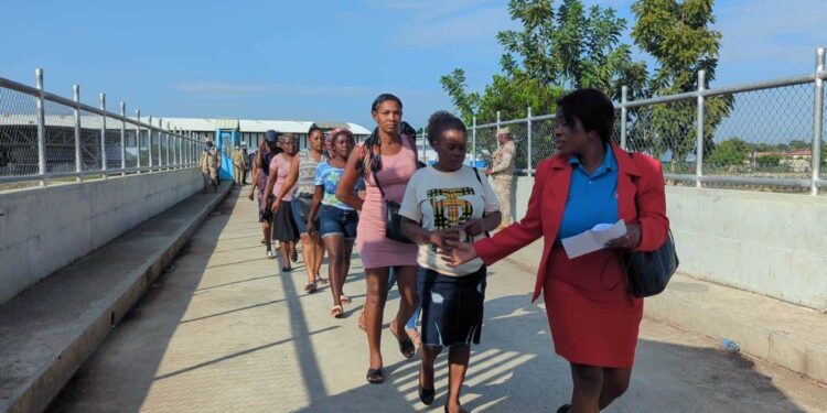 Autoridades haitianas abren paso a personas y vehículos desde y hacia su territorio