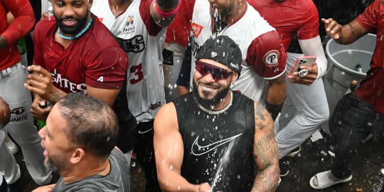 Gigantes del Cibao celebran en grande clasificación al todos contratodos béisbol RD